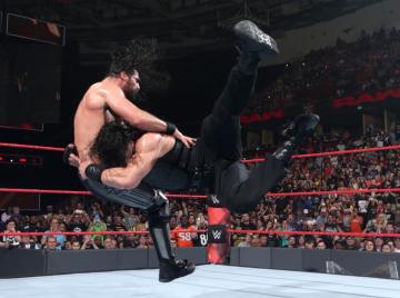 Roman Reigns se impone a su antiguo compañero Rollins