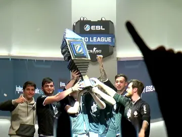 G2 Esports celebrando la ESL Pro League G2 Esports celebrando la ESL Pro League