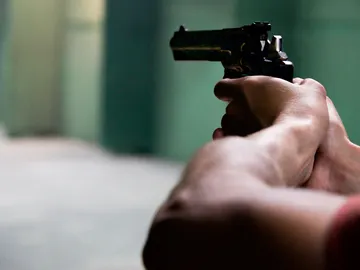 Hombre apunta con una pistola Hombre apunta con una pistola