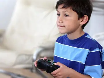 Niño jugando a videojuegos Niño jugando a videojuegos