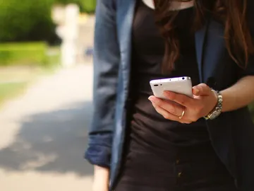 Chico con un smartphone Chico con un smartphone