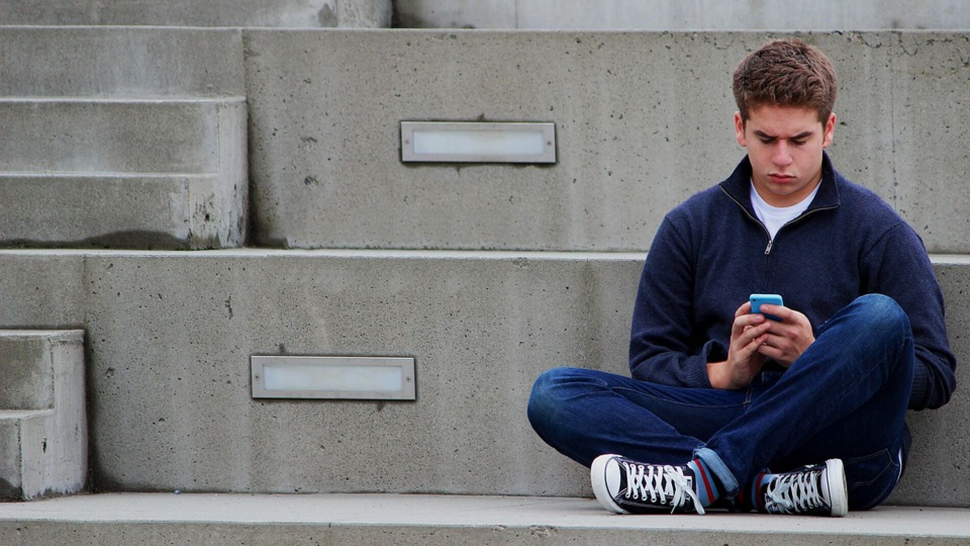 Chico con el móvil