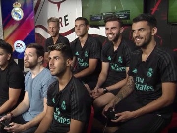 Jugadores del Real Madrid jugando a FIFA 18