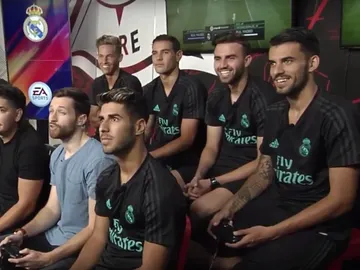 Jugadores del Real Madrid jugando a FIFA 18 Jugadores del Real Madrid jugando a FIFA 18