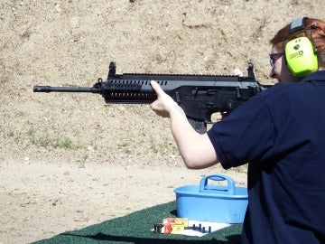 Mujer manejando una AR15