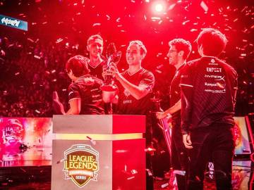 G2 Esports levantando el trofeo de la LCS