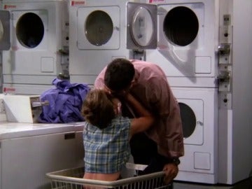 Rachel y Ross se besan por vez primera en una lavandería