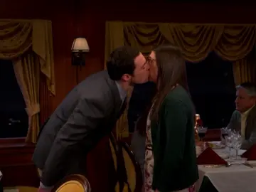 El primer beso entre Sheldon y Amy El primer beso entre Sheldon y Amy