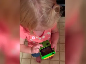 La niña es incapaz de jugar con la consola La niña es incapaz de jugar con la consola