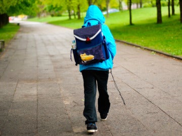 Un niño yendo al colegio