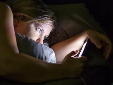 Mirar el móvil antes de dormir no es una buena idea Mirar el móvil antes de dormir no es una buena idea