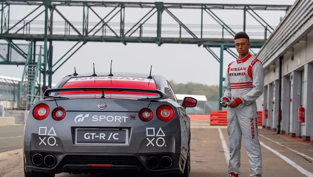 jann Mardenborough junto al Nissan GT/R