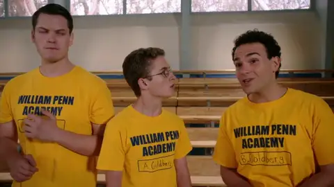 "¿Adam, vas a seguir escondiéndote de tu hermanito en las faldas de mamá?" "¿Adam, vas a seguir escondiéndote de tu hermanito en las faldas de mamá?"