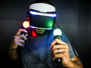 Jugador con PlayStation VR y PlayStation Move Jugador con PlayStation VR y PlayStation Move