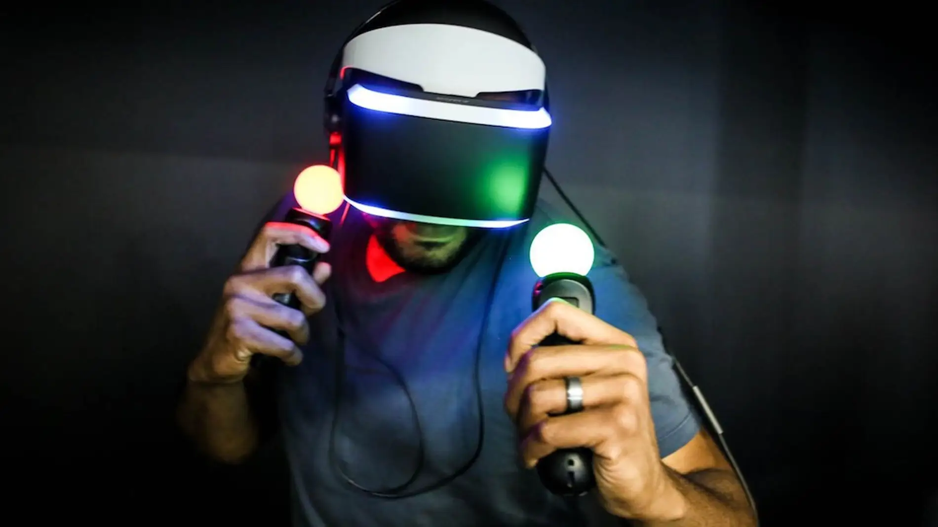 Jugador con PlayStation VR y PlayStation Move