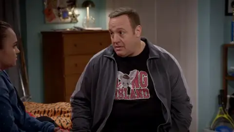 Kevin: "¿Eres tú o no quien se come mis galletas?" Kevin: "¿Eres tú o no quien se come mis galletas?"