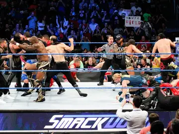 Combate de leñadores con New Day vs Sami Zayn y Kevin Owens Combate de leñadores con New Day vs Sami Zayn y Kevin Owens