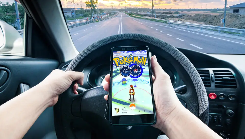 Jugando a Pokémon Go mientras conduce