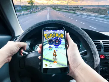 Jugando a Pokémon Go mientras conduce Jugando a Pokémon Go mientras conduce