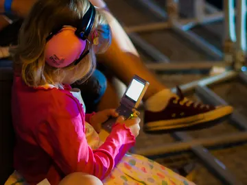 Niña jugando a Game Boy Advance Niña jugando a Game Boy Advance