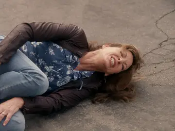 Bonnie se lesiona y Christy la sustituye en su trabajo Bonnie se lesiona y Christy la sustituye en su trabajo