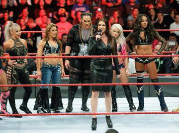 Stephanie McMahon anuncia el primer Royal Rumble femenino en 'Raw'