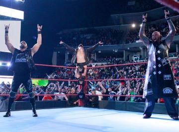 The Club se impone a Roman Reigns, Jason Jordan y Seth Rollins