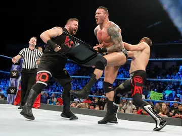 AJ Styles, Randy Orton y Shinsuke Nakamura vencen a Kevin Owens y Sami Zayn AJ Styles, Randy Orton y Shinsuke Nakamura vencen a Kevin Owens y Sami Zayn