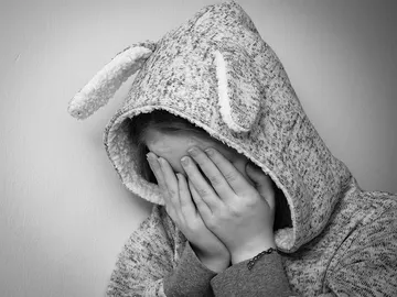 Una niña llorando Una niña llorando