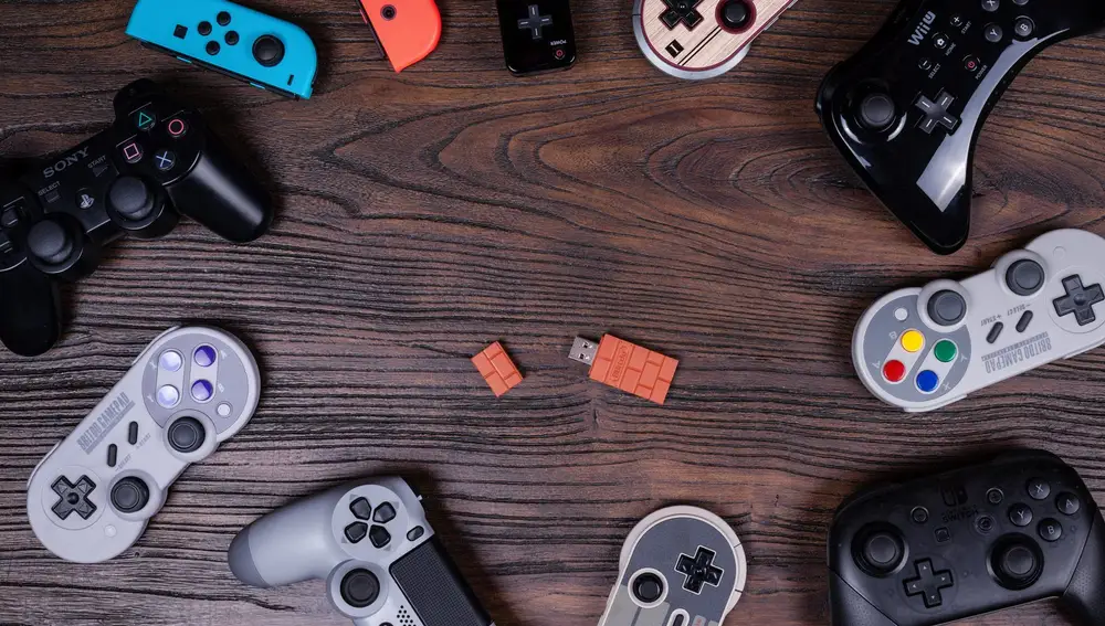 8Bitdo junto a mandos de consolas