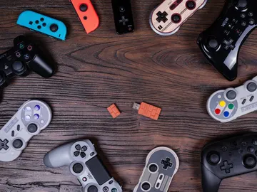 8Bitdo junto a mandos de consolas 8Bitdo junto a mandos de consolas