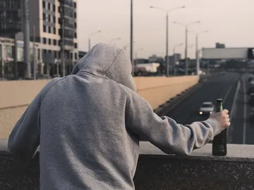 Persona con una botella de cerveza Persona con una botella de cerveza