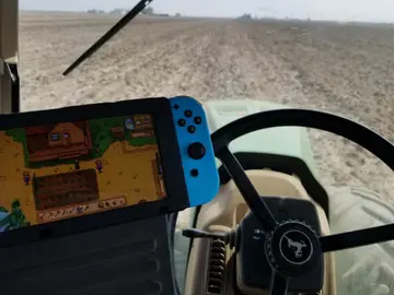 Granjero jugando a Stardew Valley Granjero jugando a Stardew Valley
