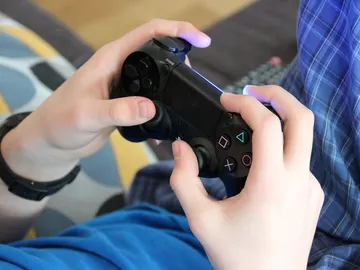 Jugando a una videoconsola Jugando a una videoconsola