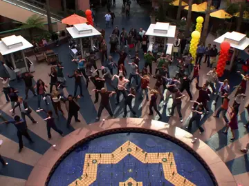 Un flash mob en 'Modern Family', la carta de amor de Mitchell para Cam Un flash mob en 'Modern Family', la carta de amor de Mitchell para Cam