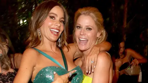 Julie Bowen (Claire) se pone las bragas de Sofía Vergara (Gloria) Julie Bowen (Claire) se pone las bragas de Sofía Vergara (Gloria)
