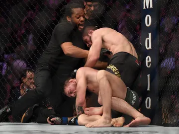 Khabib, en el momento de rendir a McGregor Khabib, en el momento de rendir a McGregor