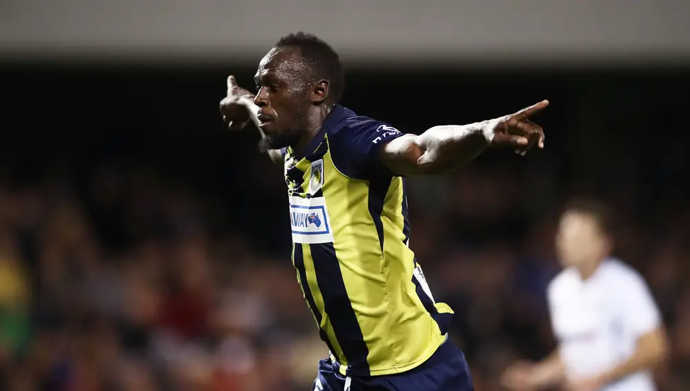 Usain Bolt celebra su primer gol como futbolista profesional