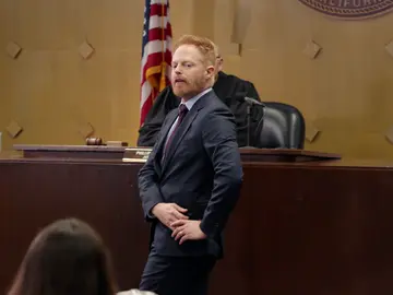 La venganza del vigilante del juzgado contra Mitchell y Cam La venganza del vigilante del juzgado contra Mitchell y Cam