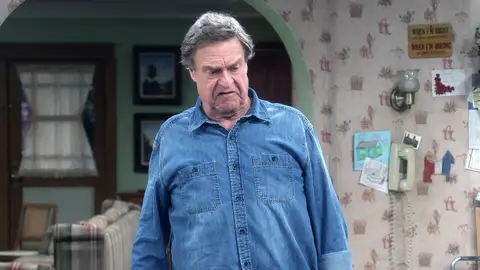 Mark confiesa a su abuelo Dan que le gusta un chico Mark confiesa a su abuelo Dan que le gusta un chico