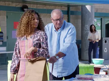 Jay coquetea con la madre del compañero de clase de Joe Jay coquetea con la madre del compañero de clase de Joe