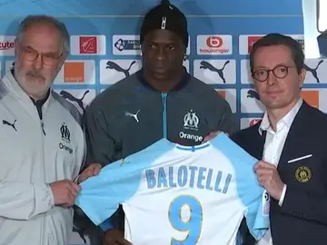 Mario Balotelli tras cerrar su fichaje con el Marsella de Zubizarreta. Mario Balotelli tras cerrar su fichaje con el Marsella de Zubizarreta.