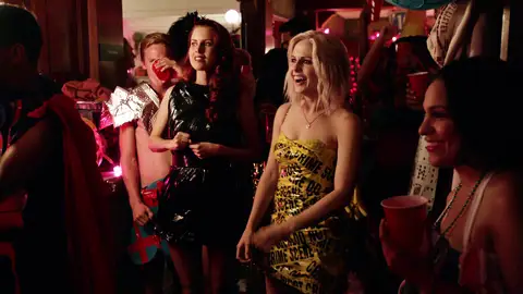 Liv asiste a una fiesta universitaria nudista Liv asiste a una fiesta universitaria nudista