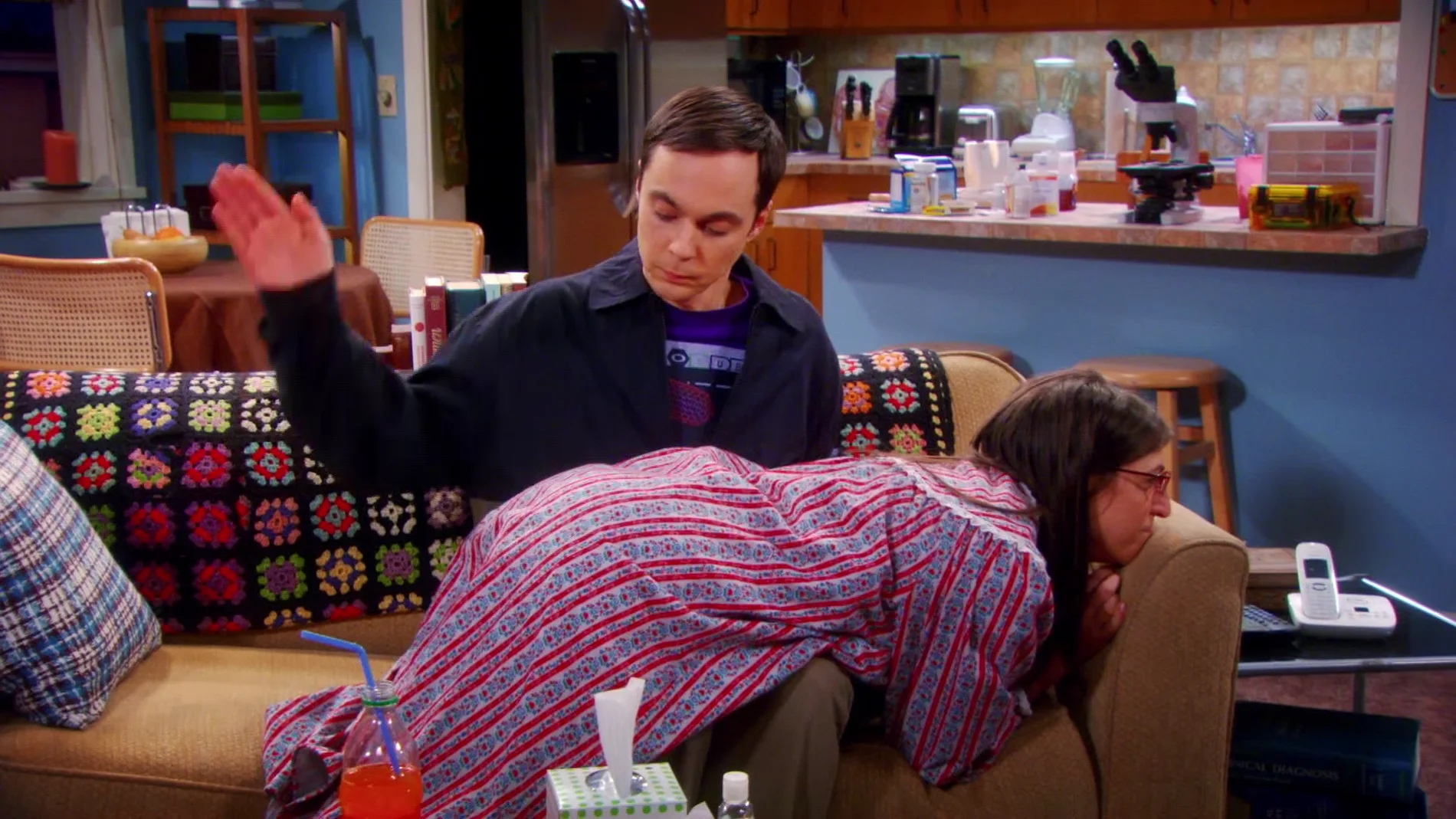 Sheldon castiga a Amy con unos azotes en el culo