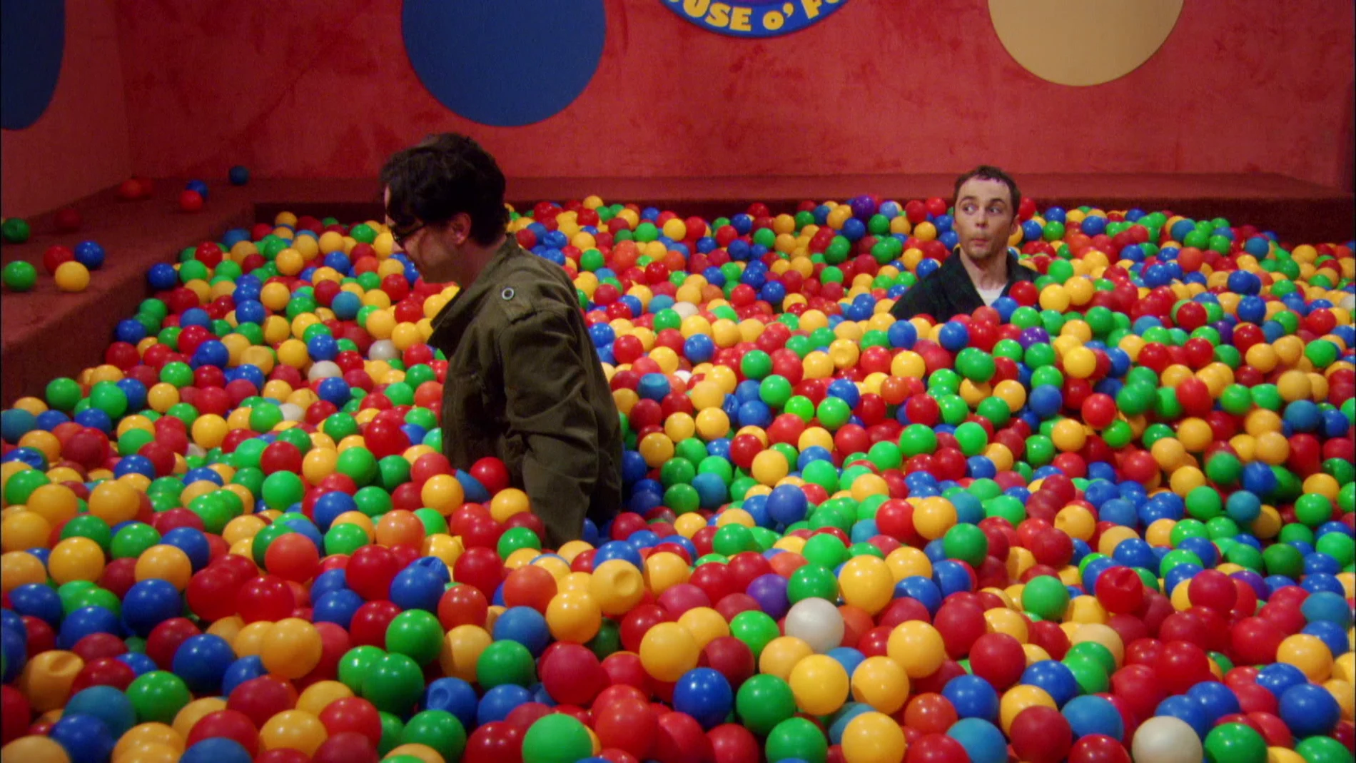 El mítico ¡Zas en toda la boca! de Sheldon a Leonard en la piscina de bolas