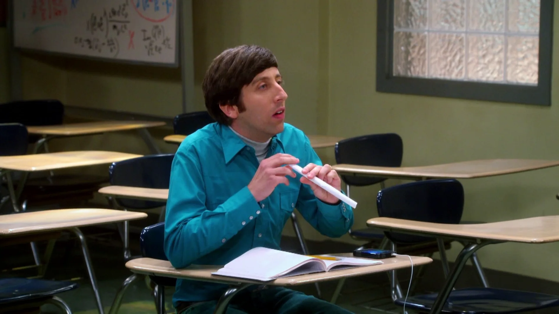 Sheldon se traga una bola de papel y saliva de Howard
