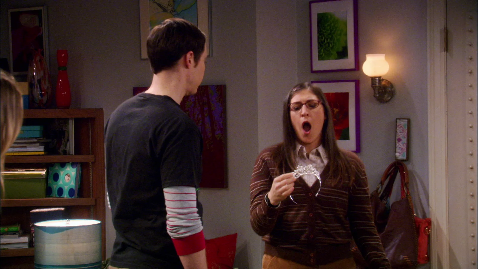 La inesperada reacción de Amy al regalarle Sheldon una diadema plateada