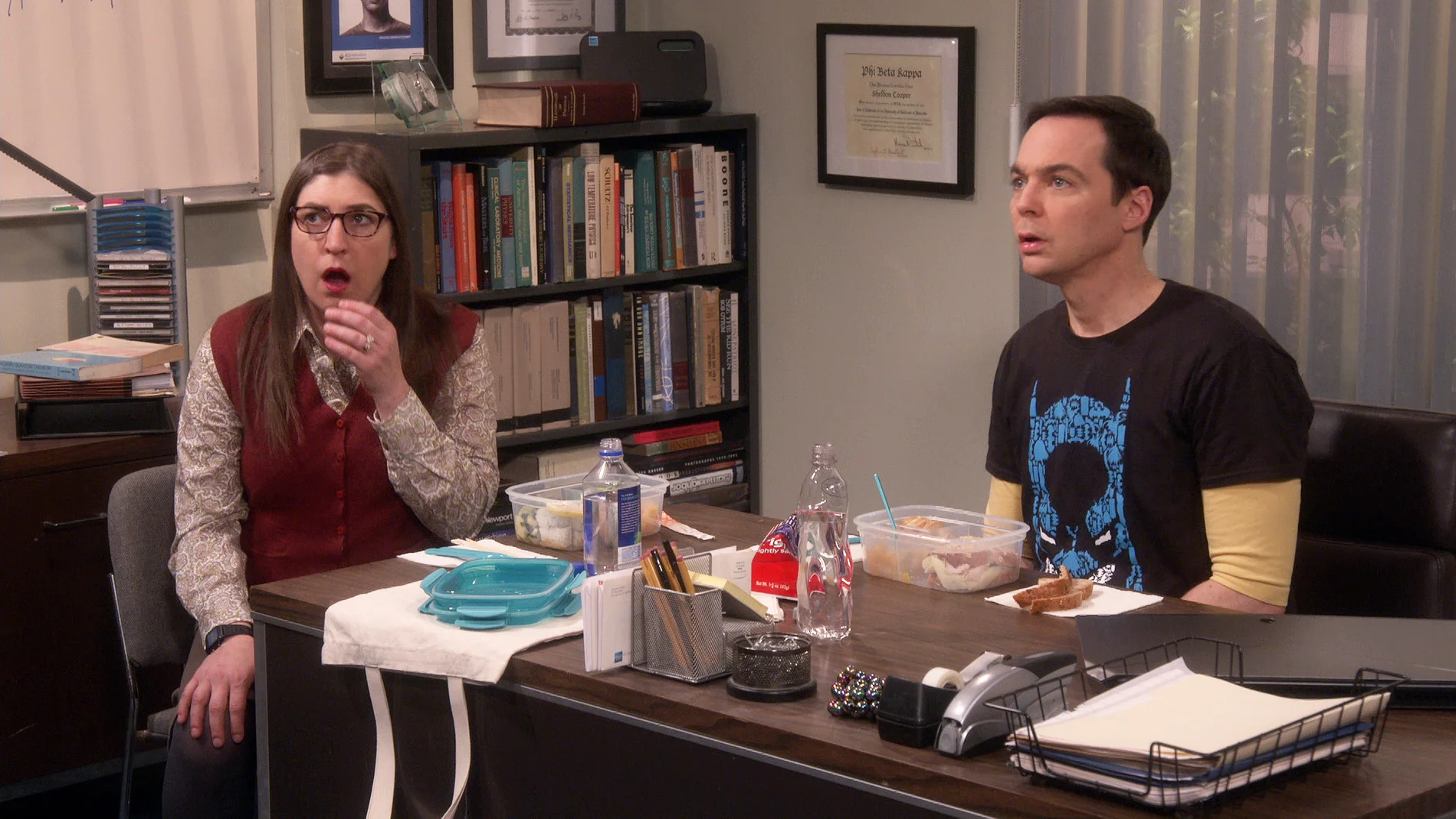 Sheldon y Amy descubren que Pemberto ha plagiado su tesis