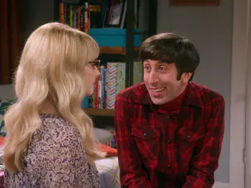 Howard intenta averiguar qué camarera estaba enamorada de él, además de Bernadette Howard intenta averiguar qué camarera estaba enamorada de él, además de Bernadette