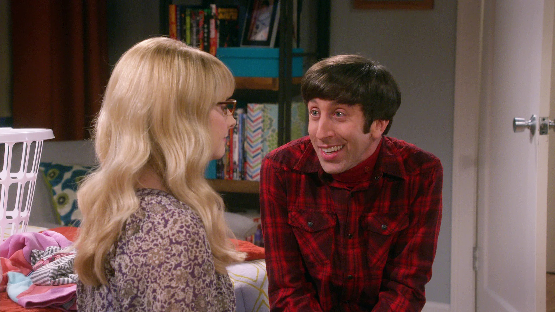 Howard intenta averiguar qué camarera estaba enamorada de él, además de Bernadette